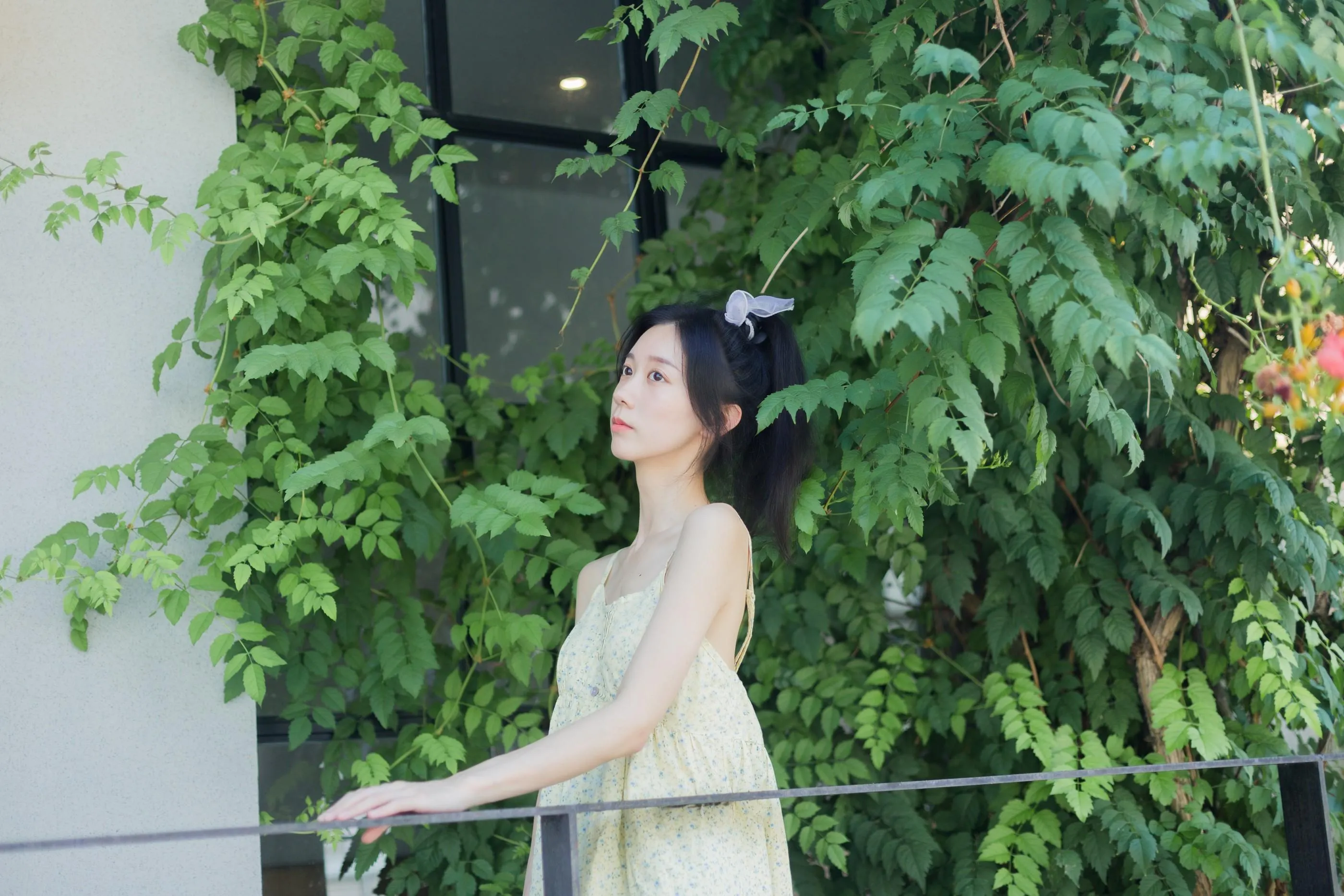 [YITUYU艺图语]2022.08.18 夏日凌霄 饲猫少女- [33P]插图1